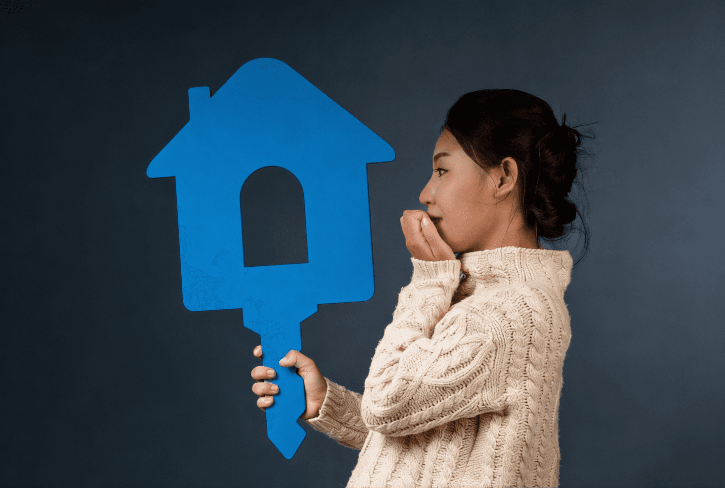 Seller holding a blue key-shaped house